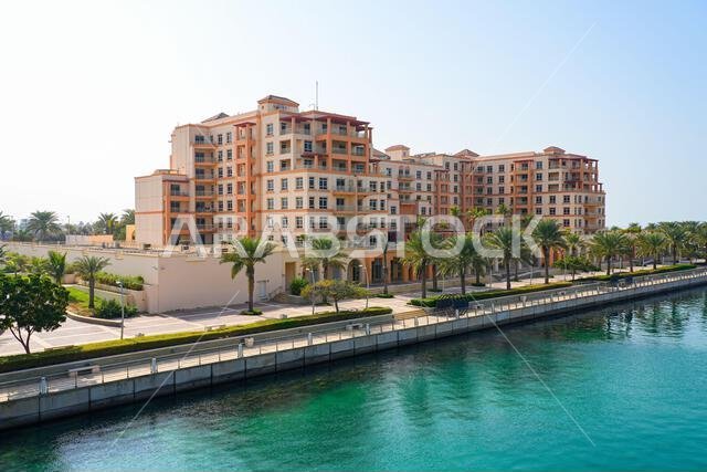 ممشى مارينا على طول قناة البحر الأحمر في مدينة الملك عبد الله الاقتصادية (KAEC) في المملكة العربية السعودية