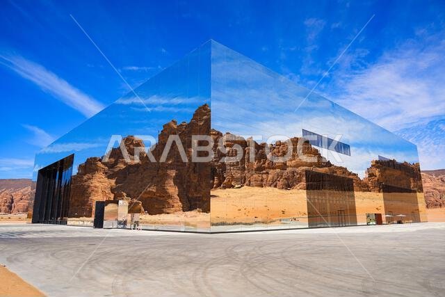قاعة حفلات مرايا ذات المرايا تعكس جبال الصحراء القديمة في وادي عشار في العلا، المملكة العربية السعودية قاعة حفلات مرايا ذات المرايا تعكس جبال الصحراء القديمة في وادي عشار في العلا، المملكة العربية السعودية