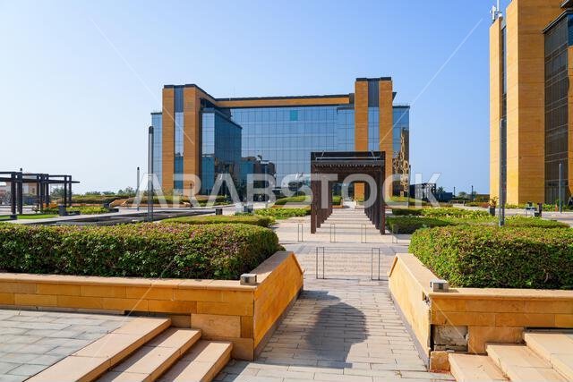 هندسة معمارية حديثة للشركات وممرات مشاة ذات مناظر طبيعية في مدينة الملك عبد الله الاقتصادية (KAEC)، المملكة العربية السعودية