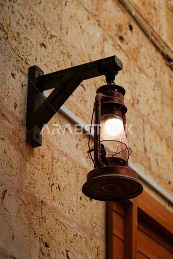 فانوس زيتي عتيق صدئ على جدار من الحجر المرجاني في مدينة ينبع التاريخية بالمملكة العربية السعودية
