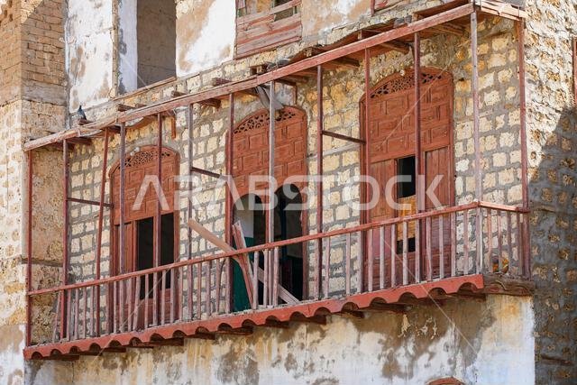 أطلال قديمة من الحجر المرجاني في حي الصور التاريخي بمدينة ينبع، المملكة العربية السعودية