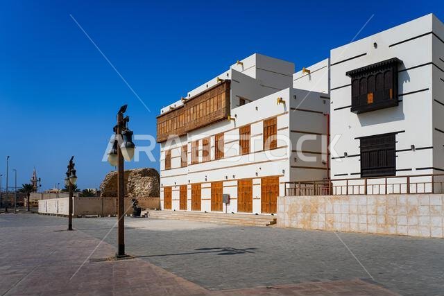 العمارة التقليدية مع المشربيات الخشبية في البلد، الحي التاريخي في ينبع على ساحل البحر الأحمر في المملكة العربية السعودية