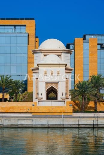 تباين العمارة التقليدية للأجنحة مع المباني الزجاجية الحديثة في مدينة الملك عبد الله الاقتصادية (KAEC)، المملكة العربية السعودية تباين العمارة التقليدية للأجنحة مع المباني الزجاجية الحديثة في مدينة الملك عبد الله الاقتصادية (KAEC)، المملكة العربية السعودية