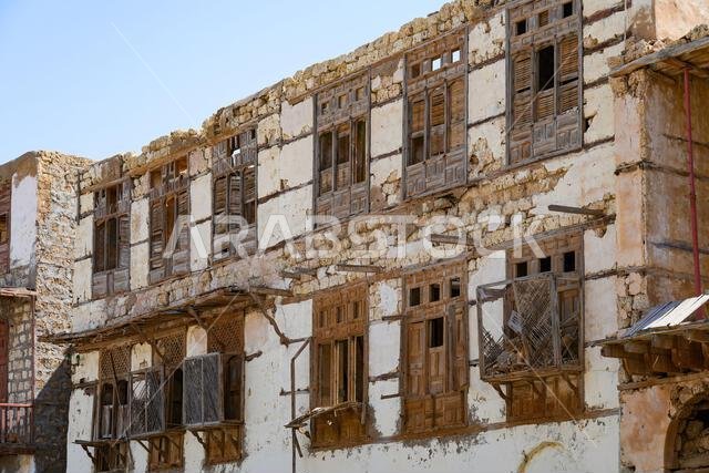 أطلال قديمة من الحجر المرجاني في حي الصور التاريخي بمدينة ينبع، المملكة العربية السعودية