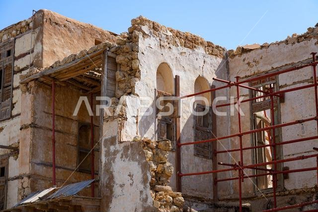 أطلال قديمة من الحجر المرجاني في حي الصور التاريخي بمدينة ينبع، المملكة العربية السعودية