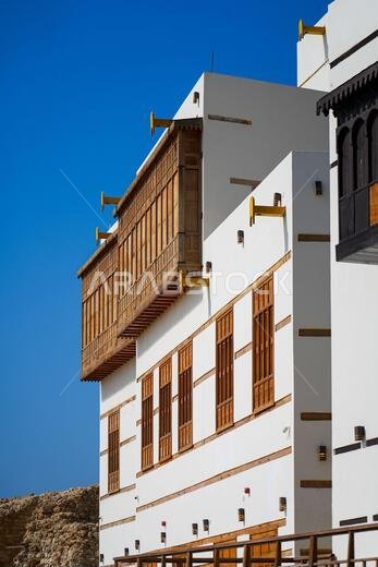 العمارة التقليدية مع المشربيات الخشبية في البلد، الحي التاريخي في ينبع على ساحل البحر الأحمر في المملكة العربية السعودية