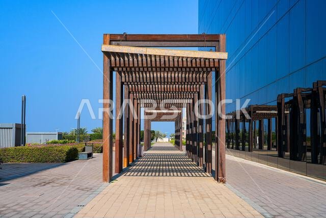 انعكاسات المباني الحديثة ذات المظلات الخشبية والزجاجية في مدينة الملك عبد الله الاقتصادية (KAEC)، المملكة العربية السعودية انعكاسات المباني الحديثة ذات المظلات الخشبية والزجاجية في مدينة الملك عبد الله الاقتصادية (KAEC)، المملكة العربية السعودية