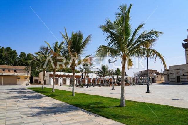 ساحة حديثة ذات مناظر طبيعية خلابة وأشجار نخيل في الحي التاريخي بمدينة ينبع، المملكة العربية السعودية