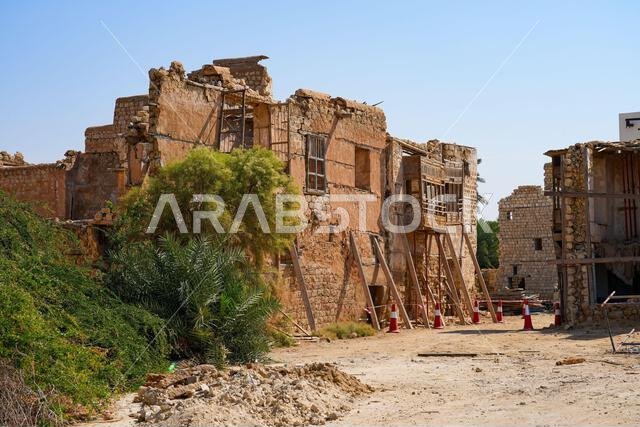 أطلال قديمة من الحجر المرجاني في حي الصور التاريخي بمدينة ينبع، المملكة العربية السعودية