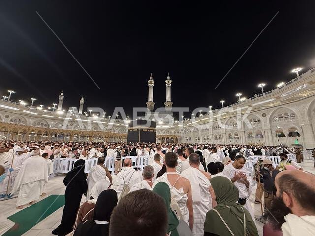 الحجاج يطوفون حول الكعبة المشرفة في المسجد الحرام خلال مناسك الحج الليلية في مكة المكرمة الحجاج يطوفون حول الكعبة المشرفة في المسجد الحرام خلال مناسك الحج الليلية في مكة المكرمة