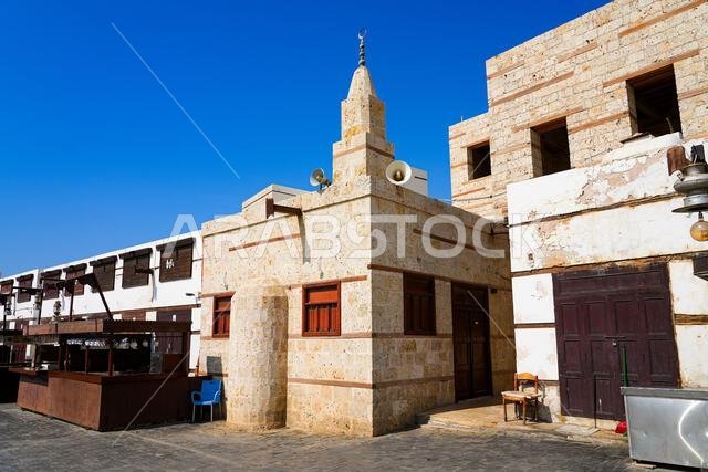 مسجد تقليدي مبني من الحجر المرجاني في حي الصور التاريخي بمدينة ينبع، المملكة العربية السعودية