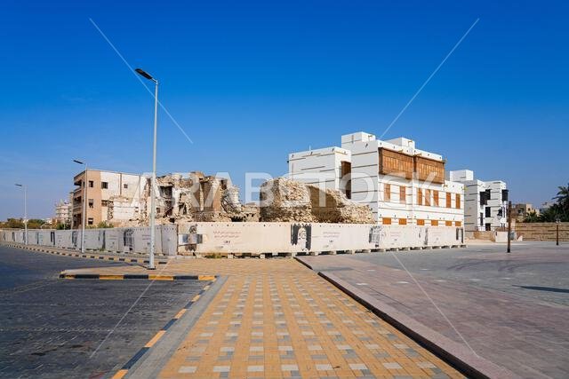 العمارة التقليدية مع المشربيات الخشبية في البلد، الحي التاريخي في ينبع على ساحل البحر الأحمر في المملكة العربية السعودية