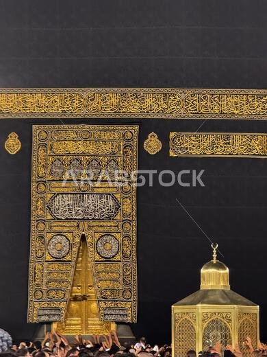 المصلون يلمسون باب الكعبة المشرفة خلال أداء فريضة الحج في المسجد الحرام بمكة المكرمة