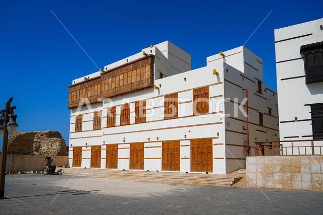 العمارة التقليدية مع المشربيات الخشبية في البلد، الحي التاريخي في ينبع على ساحل البحر الأحمر في المملكة العربية السعودية