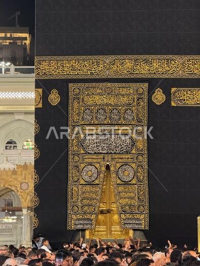 الحجاج يلمسون باب الكعبة الذهبي في المسجد الحرام خلال مناسك الحج الليلية في مكة المكرمة