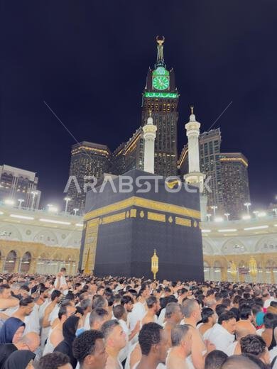 الحجاج يؤدون طواف الكعبة المشرفة في المسجد الحرام بمكة المكرمة خلال موسم الحج