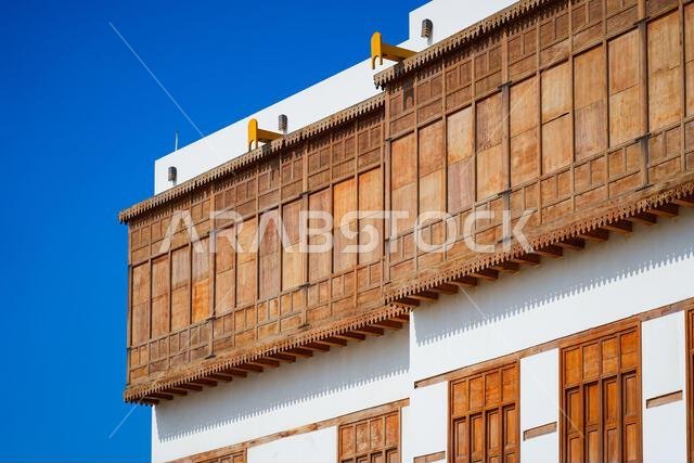 العمارة التقليدية مع المشربيات الخشبية في البلد، الحي التاريخي في ينبع على ساحل البحر الأحمر في المملكة العربية السعودية