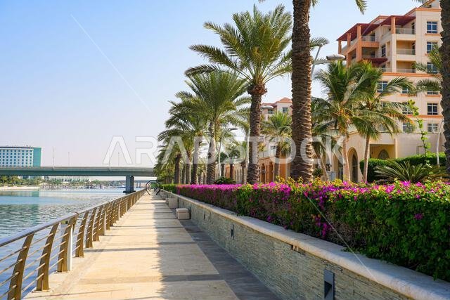 ممشى مارينا على طول قناة البحر الأحمر في مدينة الملك عبد الله الاقتصادية (KAEC) في المملكة العربية السعودية