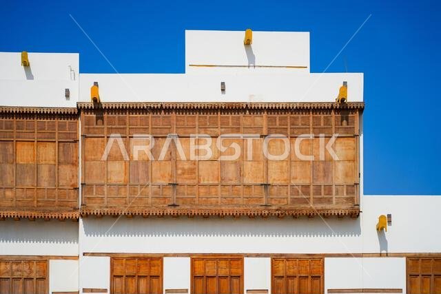 العمارة التقليدية مع المشربيات الخشبية في البلد، الحي التاريخي في ينبع على ساحل البحر الأحمر في المملكة العربية السعودية
