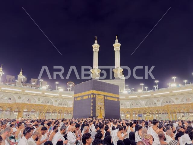 تجمّع الحجاج حول الكعبة المشرفة في المسجد الحرام بمكة المكرمة خلال صلاة الليل ومناسك الحج.
