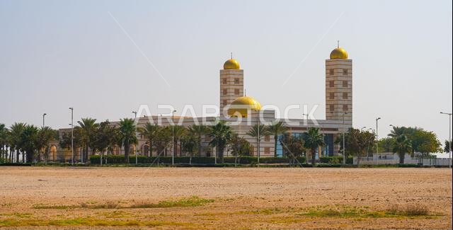 مسجد شرباتلي الحديث ذو القباب الذهبية في مدينة الملك عبد الله الاقتصادية (KAEC)، المملكة العربية السعودية