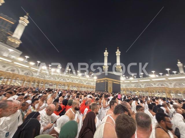 حجاج يؤدون الطواف حول الكعبة في المسجد الحرام في مكة أثناء الحج ليلاً