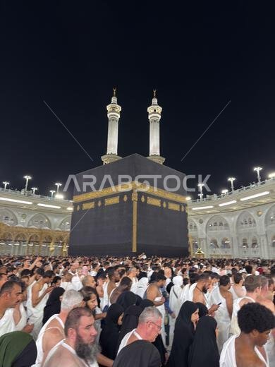 الحجاج يطوفون حول الكعبة المشرفة في المسجد الحرام بمكة المكرمة أثناء صلاة الليل والحج