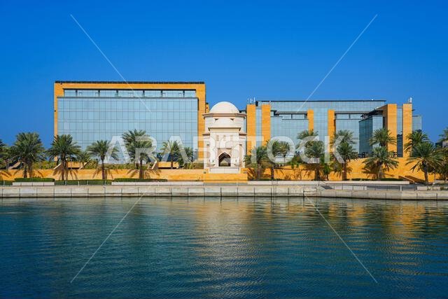 تباين العمارة التقليدية للأجنحة مع المباني الزجاجية الحديثة في مدينة الملك عبد الله الاقتصادية (KAEC) بالمملكة العربية السعودية