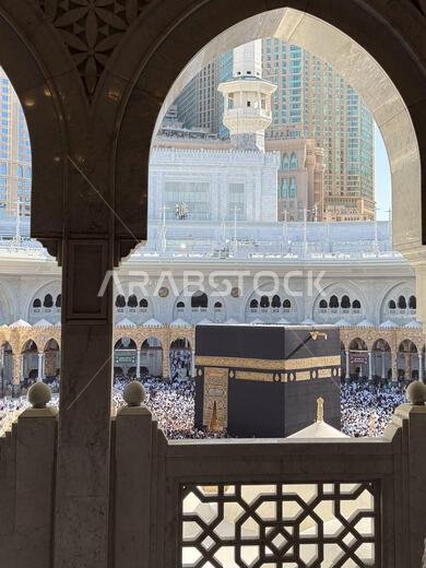 الحجاج يطوفون حول الكعبة المشرفة في المسجد الحرام بمكة المكرمة خلال موسم الحج المزدحم نهاراً
