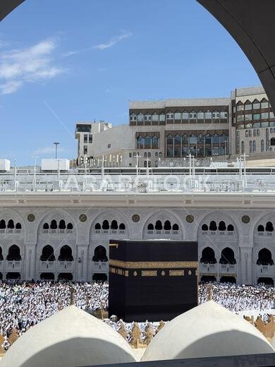 الكعبة المشرفة في المسجد الحرام بمكة المكرمة مع الحجاج الذين يؤدون طواف الحج والعمرة