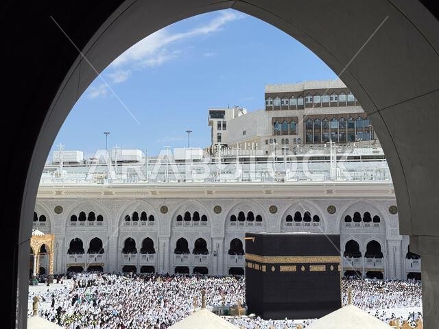 الحجاج يطوفون حول الكعبة المشرفة في المسجد الحرام بمكة المكرمة خلال موسم حج مزدحم