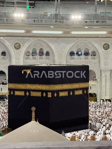 الحجاج يطوفون حول الكعبة المشرفة في المسجد الحرام خلال موسم الحج في مكة المكرمة، المملكة العربية السعودية