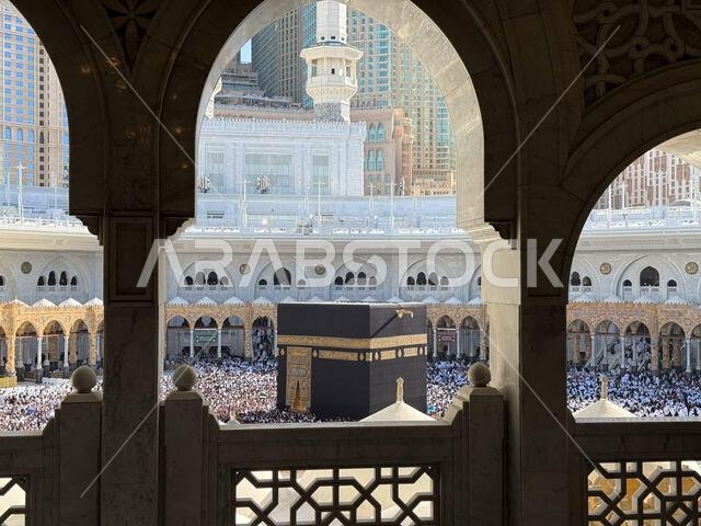 الحجاج يطوفون حول الكعبة في المسجد الحرام بمكة المكرمة خلال موسم الحج، والمسجد مكتظ.