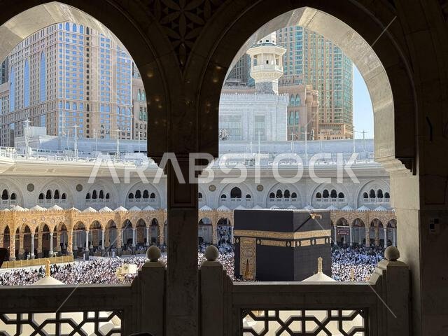 تجمّع الحجاج حول الكعبة في المسجد الحرام بمكة المكرمة خلال صلاة النهار