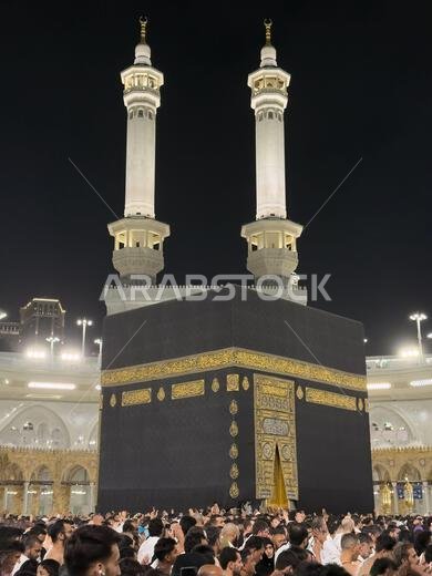 يتجمع الحجاج حول الكعبة في مكة المكرمة ليلاً خلال موسم الحج والعمرة