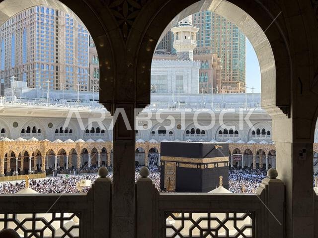 الحجاج يطوفون حول الكعبة المشرفة في المسجد الحرام بمكة المكرمة خلال صلاة النهار والطواف