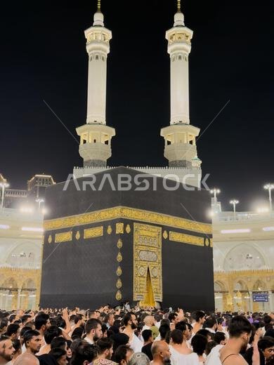 تجمّع الحجاج حول الكعبة المشرفة في المسجد الحرام بمكة المكرمة أثناء صلاة الليل.