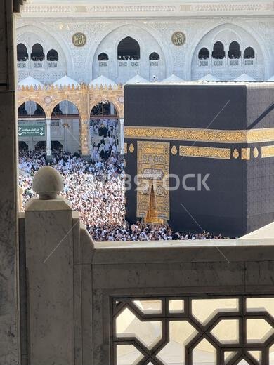 الحجاج يطوفون حول الكعبة المشرفة في مكة المكرمة عند المسجد الحرام أثناء الطواف والصلاة