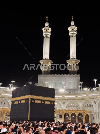 تجمّع الحجاج حول الكعبة المشرفة في المسجد الحرام بمكة المكرمة أثناء صلاة الليل.