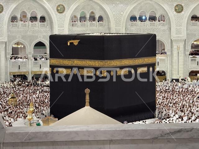 الحجاج يؤدون طواف الكعبة المشرفة في المسجد الحرام بمكة المكرمة خلال موسم الحج