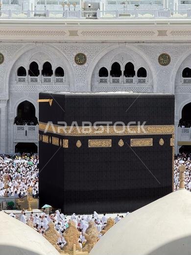 الحجاج يؤدون الطواف حول الكعبة في المسجد الحرام أثناء الحج في مكة