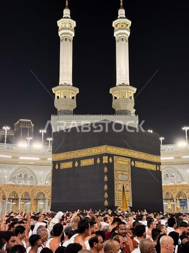 الحجاج يؤدون الصلاة حول الكعبة المشرفة في المسجد الحرام بمكة المكرمة أثناء صلاة الليل