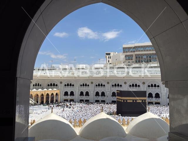 تجمّع الحجاج حول الكعبة المشرفة في المسجد الحرام بمكة المكرمة، والتي يحيط بها قوس.