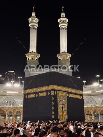 الحجاج يصلّون حول الكعبة المشرفة في المسجد الحرام بمكة المكرمة خلال مناسك الحج الليلية