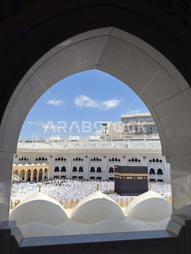 الحجاج الذين يرتدون الإحرام الأبيض يؤدون طواف الكعبة المشرفة في المسجد الحرام بمكة المكرمة
