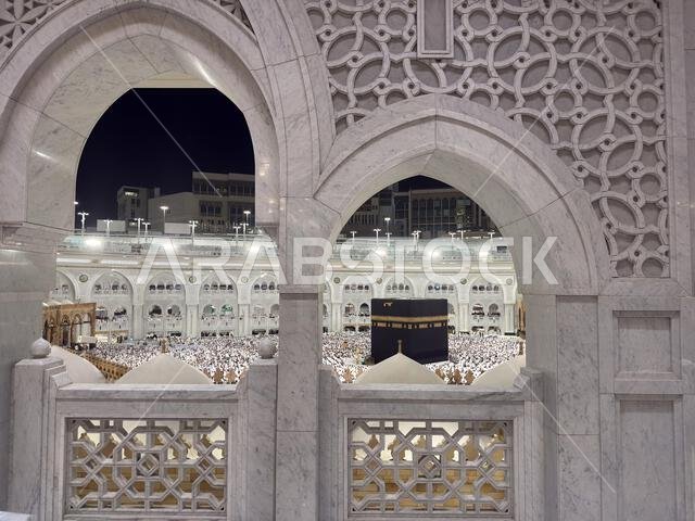 منظر ليلي للكعبة المشرفة محاطة بالحجاج داخل المسجد الحرام في مكة المكرمة، المملكة العربية السعودية