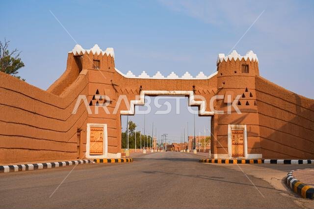 البوابة الجنوبية الضخمة المبنية من الطوب اللبن لقرية شقراء التاريخية التراثية في المملكة العربية السعودية