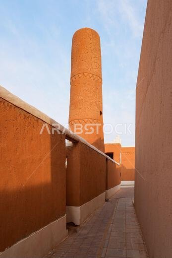 برج من الطوب اللبن على الطراز النجدي التقليدي مزين بنقوش هندسية في شقراء، المملكة العربية السعودية