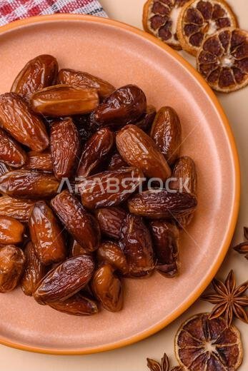 تمر مجفف على طبق خزفي لرمضان أو الإفطار. التمر المجفف كخلفية طعام لتصميمك تمر مجفف على طبق خزفي لرمضان أو الإفطار. التمر المجفف كخلفية طعام لتصميمك