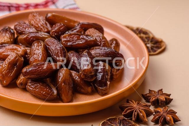 تمر مجفف على طبق خزفي لرمضان أو الإفطار. التمر المجفف كخلفية طعام لتصميمك